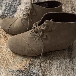 Toms Women's Taupe Suede Lace-Up Wedge Ankle Boots